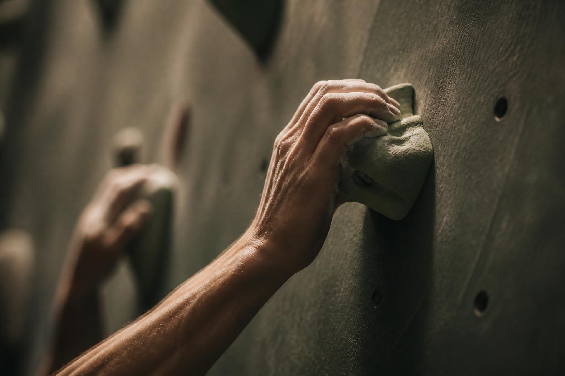 Hand an einem Klettergriff